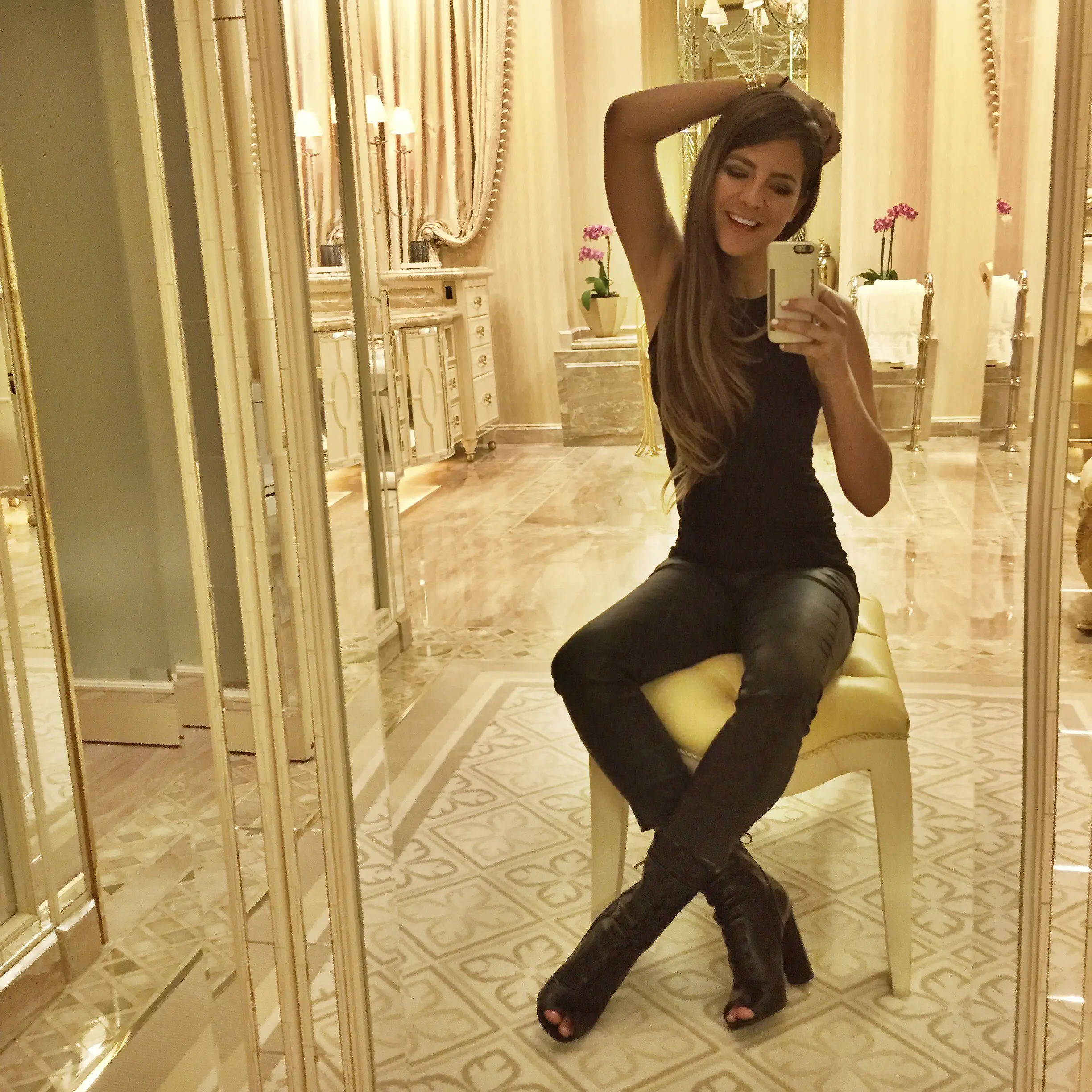 Hot Blowjob Babe Naked on Vacation: Amateur Porn Photo