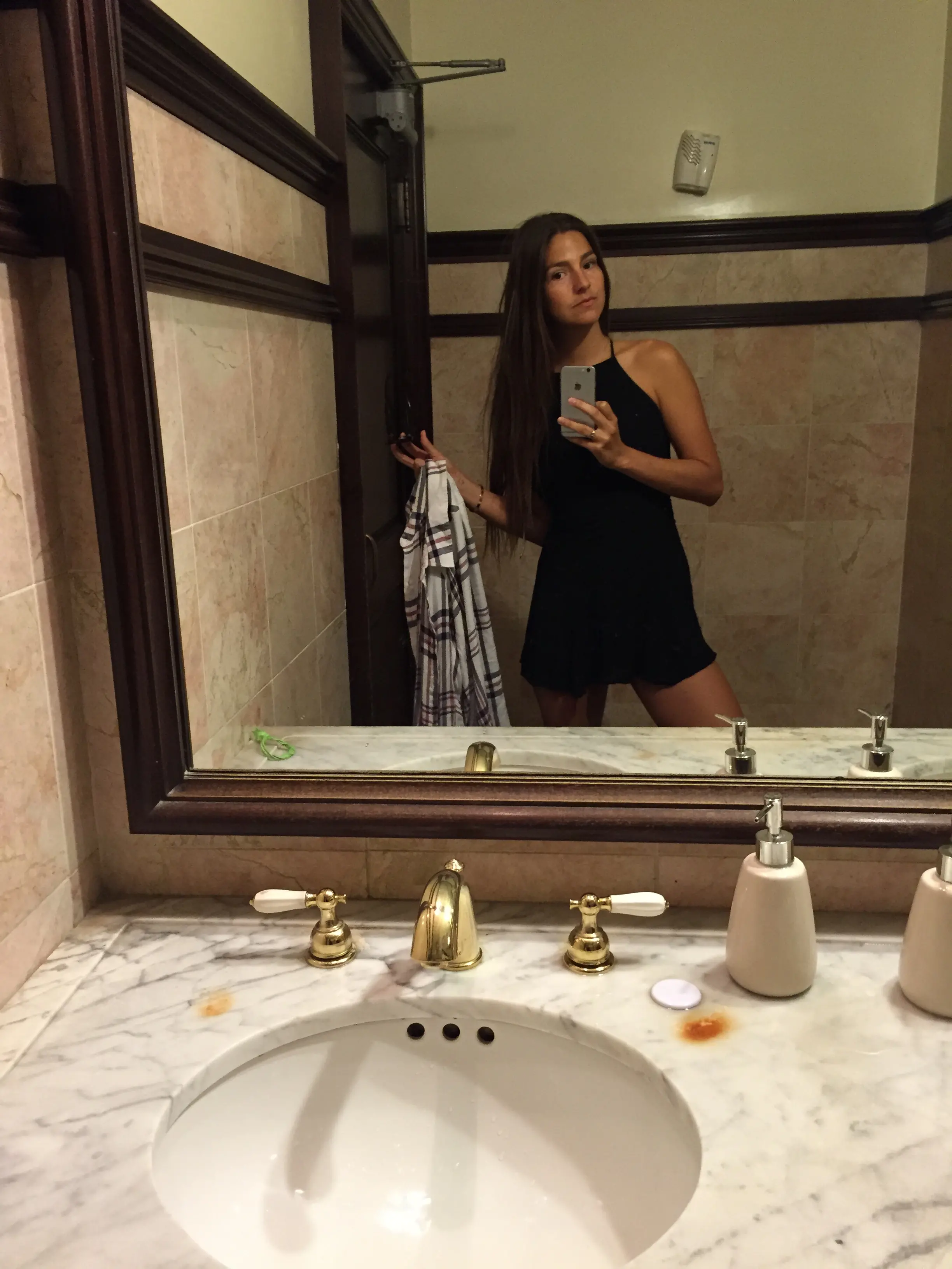 Hot Blowjob Babe Naked on Vacation: Amateur Porn Photo