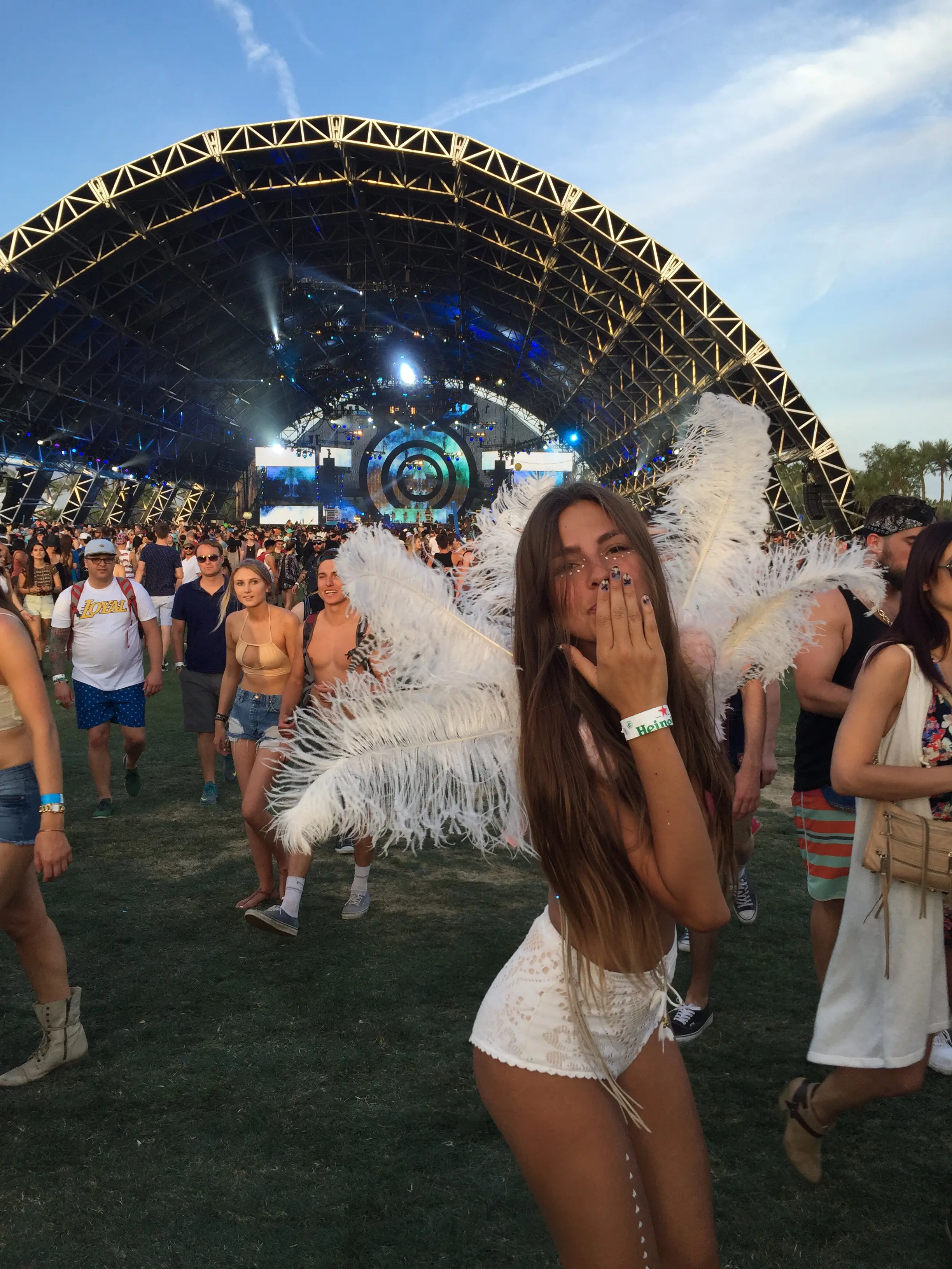 Hot Blowjob Babe Naked on Vacation: Amateur Porn Photo