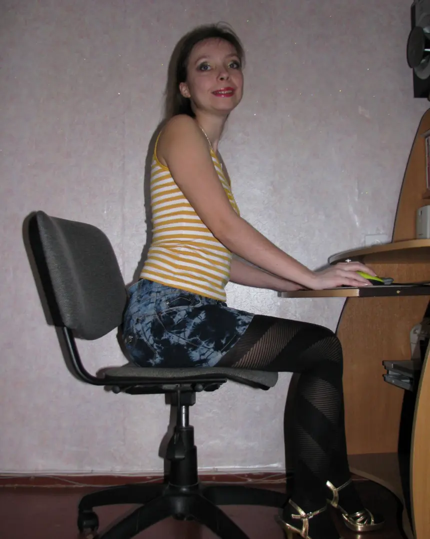 Hot Office Babe Fully Naked - Explicit Amateur Photo