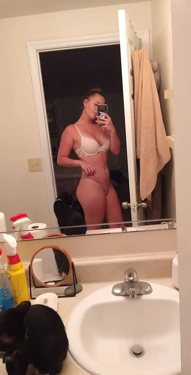 Hot Girlfriend Leaked Online: Amateur Explicit Photos