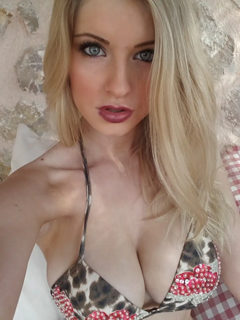 Jessica Davis Exposes Naked Boobs in Amateur Photo Shoot