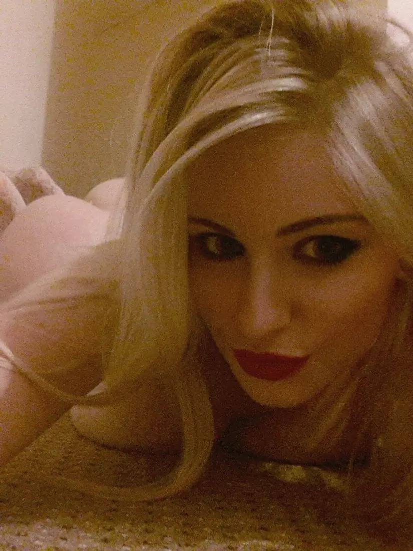 Jessica Davis Exposes Naked Boobs in Amateur Photo Shoot