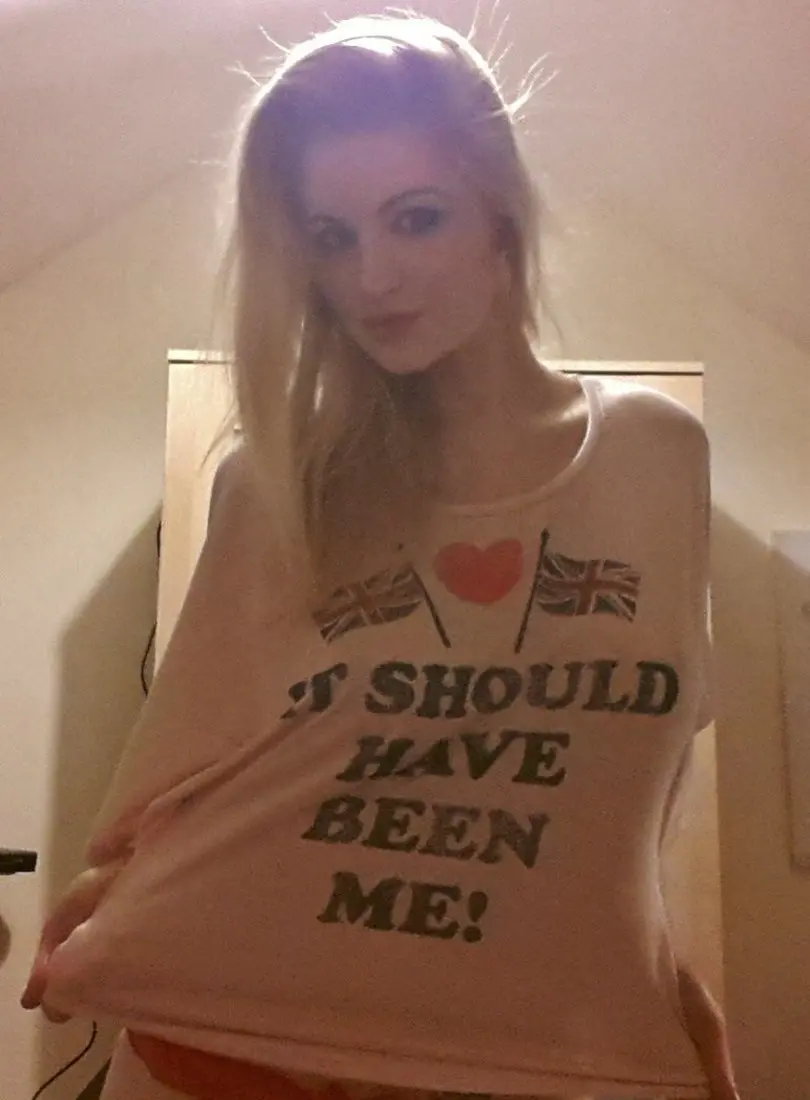 Jessica Davis Exposes Naked Boobs in Amateur Photo Shoot