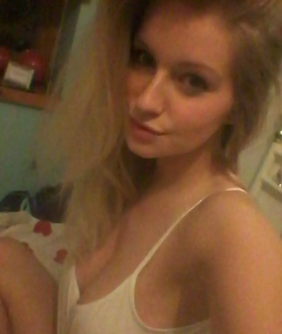 Jessica Davis Exposes Naked Boobs in Amateur Photo Shoot