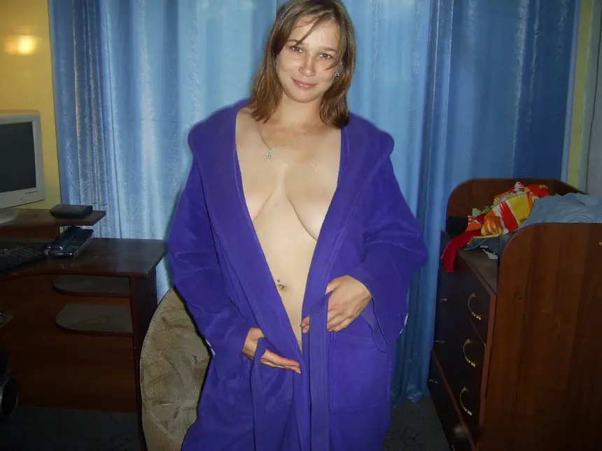 Explicit Amateur Photos: My Naked Girlfriend Loves Teasing on Camera