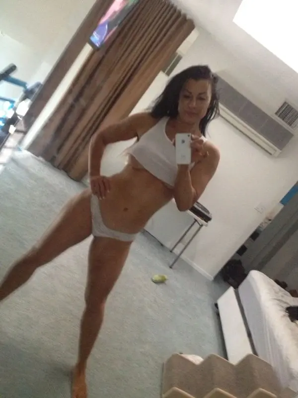 Mature MILF Gets Pussy Licked - Explicit Amateur Porn Photo