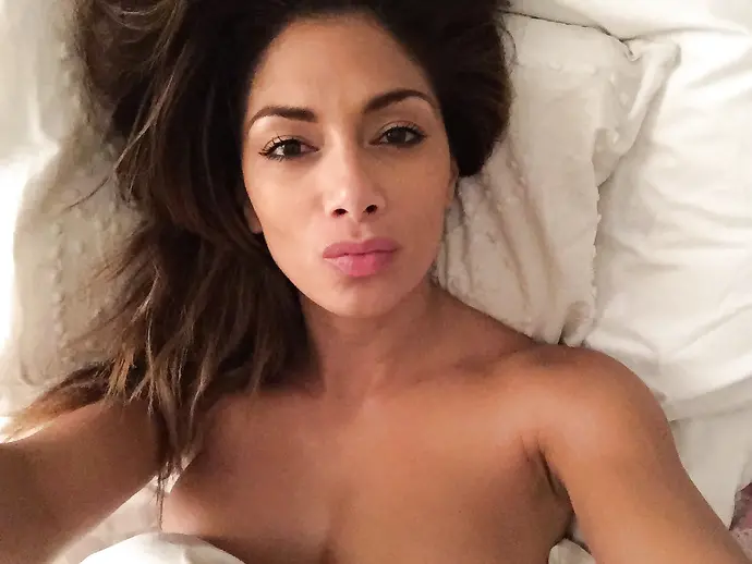 Hot Mulatto Babe Shows Off Shaved Pussy - Explicit Amateur Photo