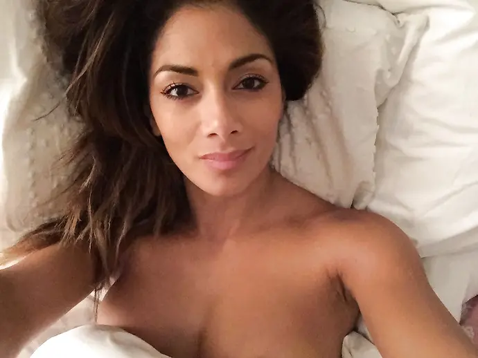 Hot Mulatto Babe Shows Off Shaved Pussy - Explicit Amateur Photo