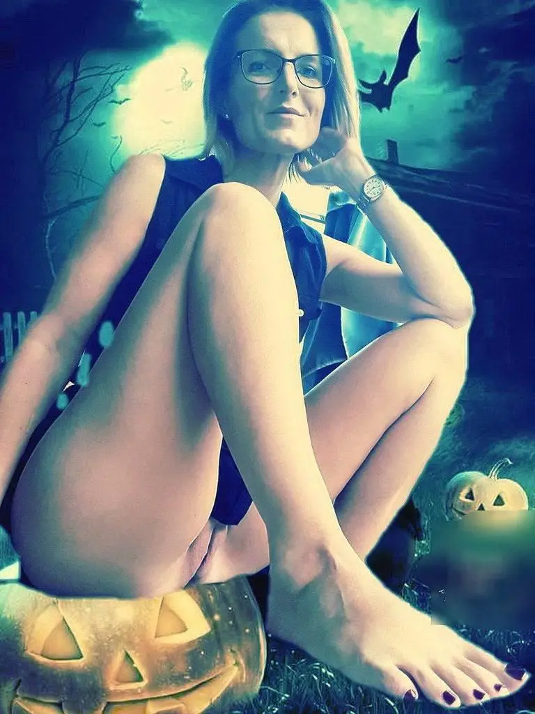 Hot Mature Woman with Perfect Ass in Amateur Porn Photo Shoot