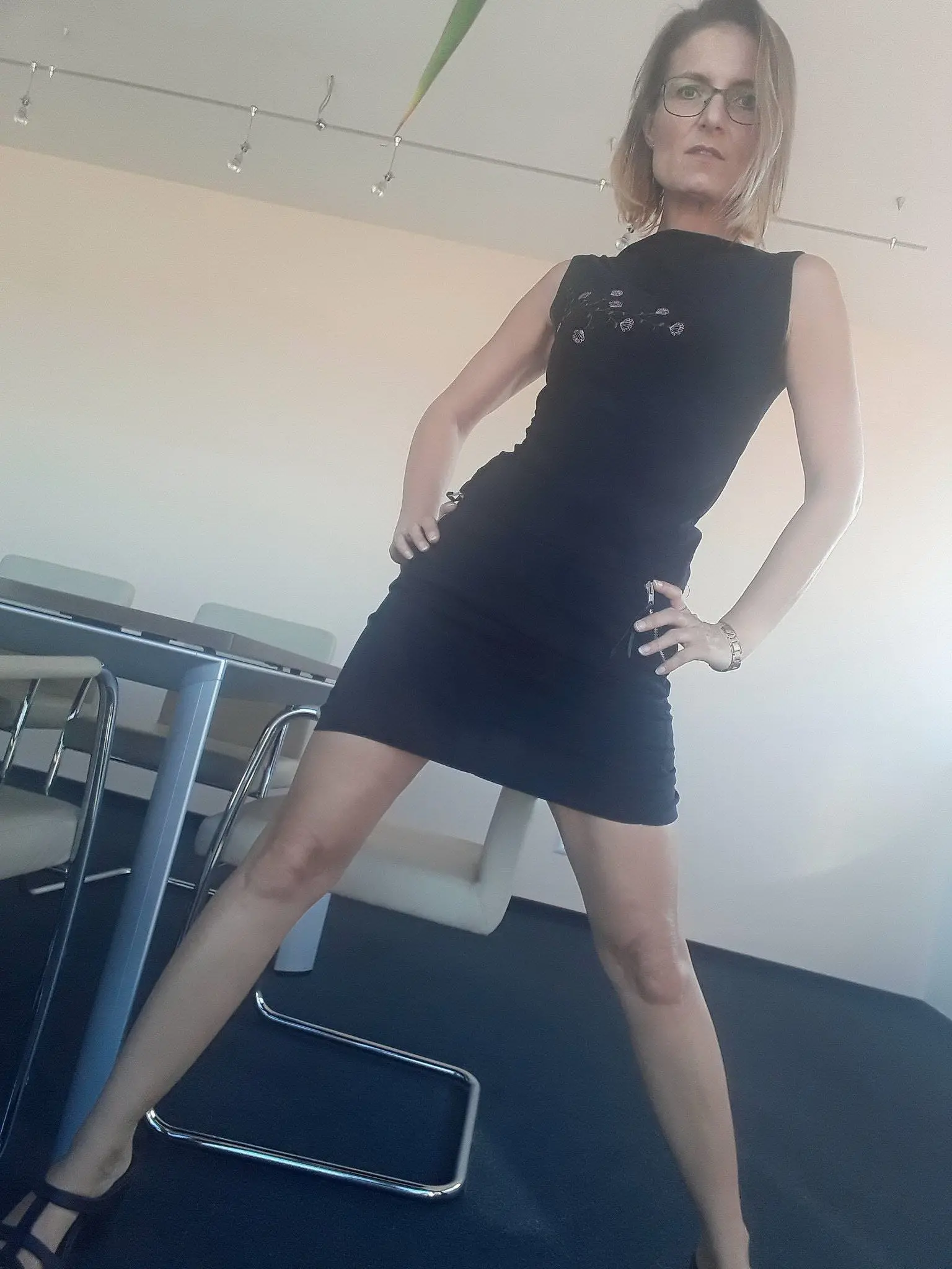 Hot Mature Woman with Perfect Ass in Amateur Porn Photo Shoot