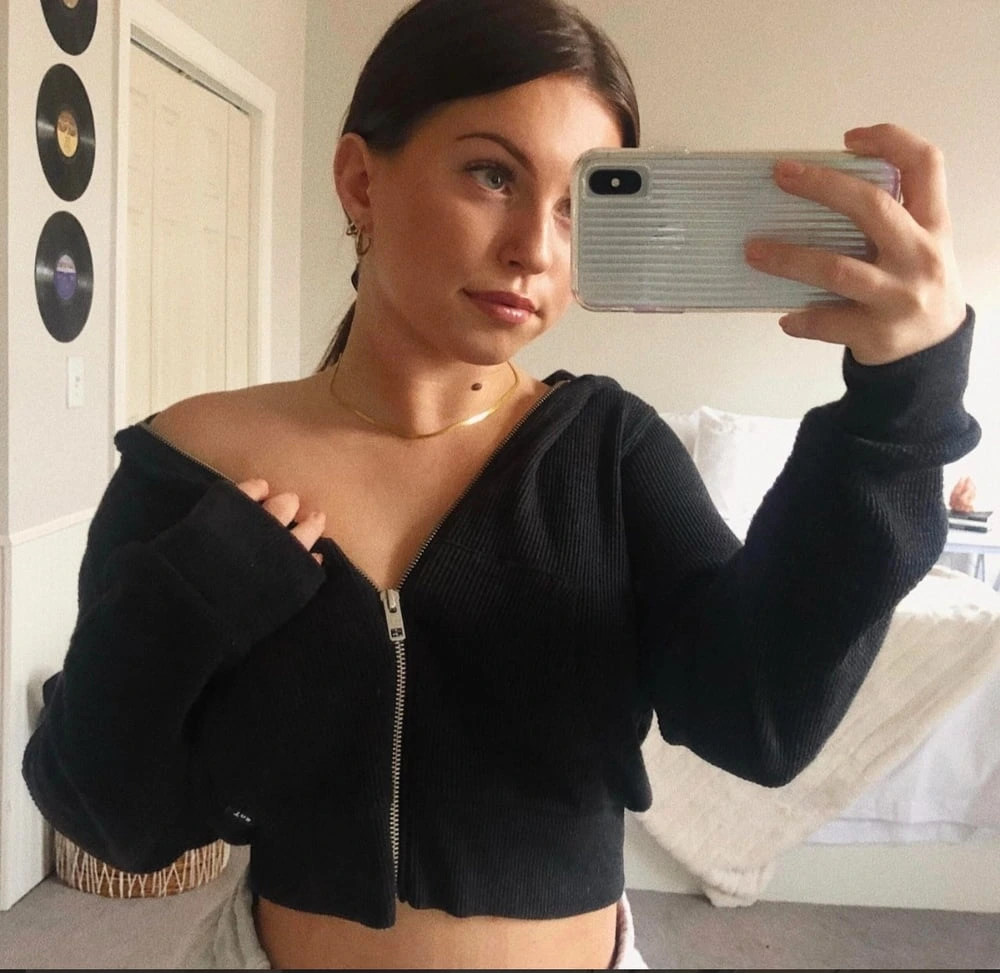 Amateur Slut with Huge Ass Fucks Herself with Dildo