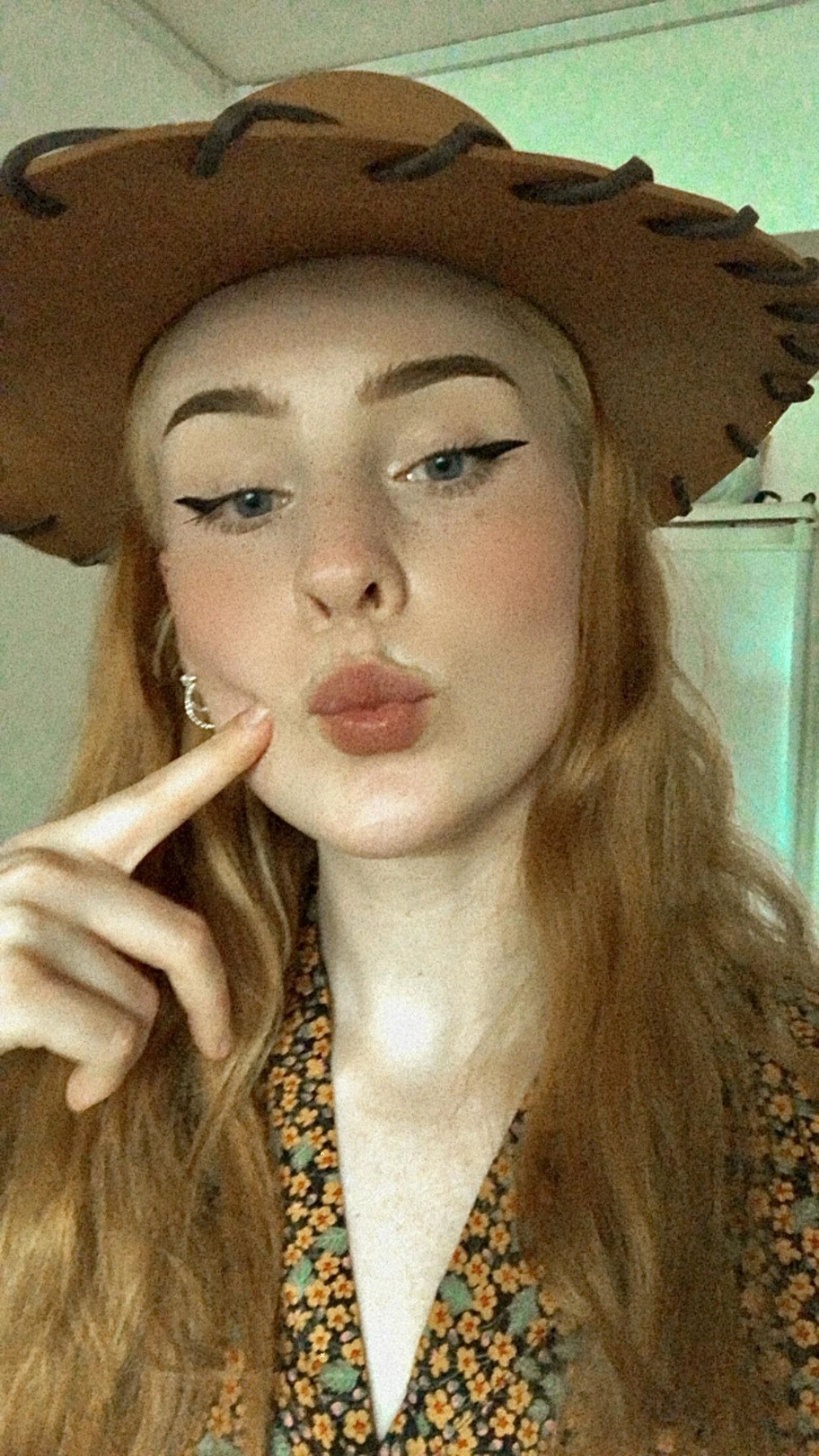 Redhead Teen Takes Erotic Selfies at Home - Amateur Porn Pics