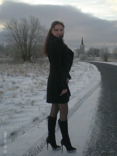 Amateur Babe Poses in Stockings with No Panties and Gives Blowjob