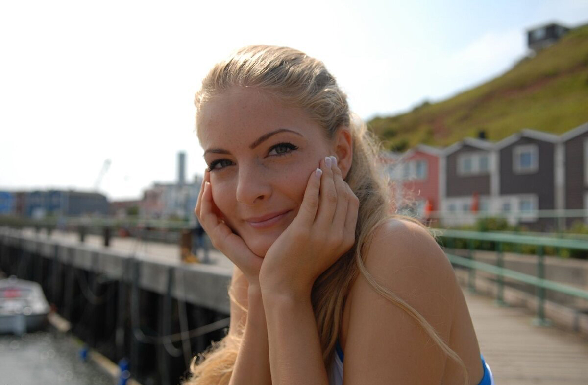 Sexy Blonde Poses Nude on Beach: Amateur Photo of Naked Beauty by the Sea