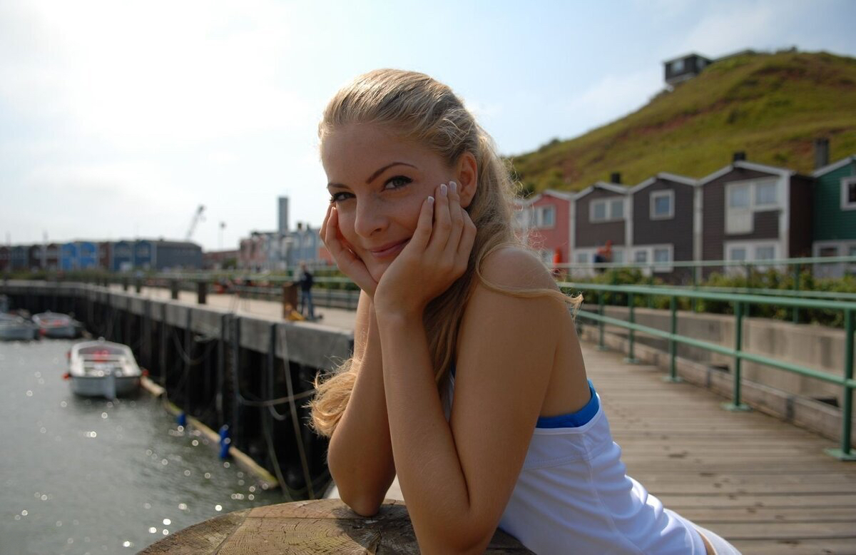 Sexy Blonde Poses Nude on Beach: Amateur Photo of Naked Beauty by the Sea