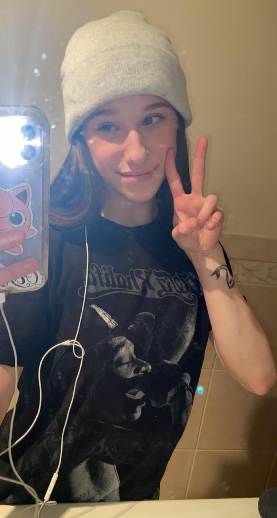 Slender babe selfies flaunting her plump pussy