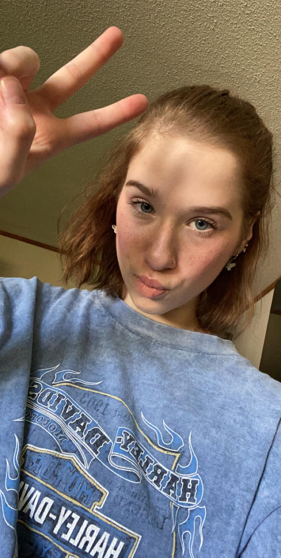 Slender babe selfies flaunting her plump pussy